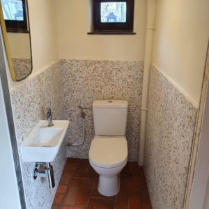 Aménagement de toilettes en granito